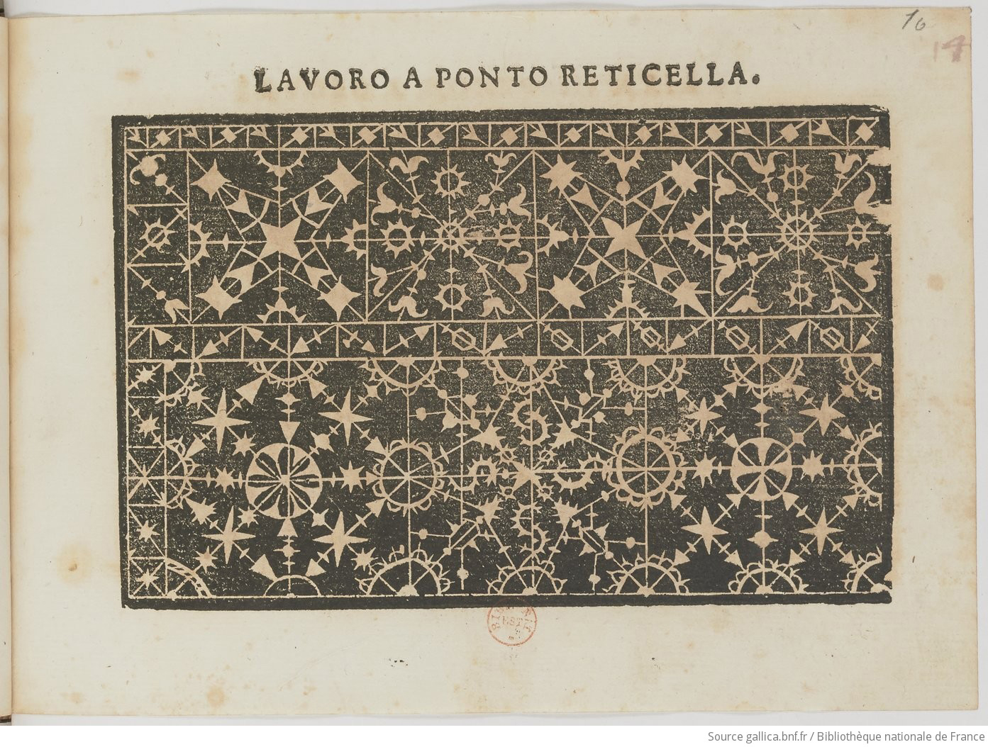 Stampa in bianco e nero su carta, realizzata con matrice in legno, che raffigura un motivo decorativo simile a fiocchi di neve stilizzati disposti in due file orizzontali. Nella parte superiore della pagina, una didascalia recita 'Lavoro a reticella'.